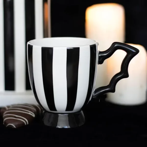 Tasse ailes de chauve-souris rayées