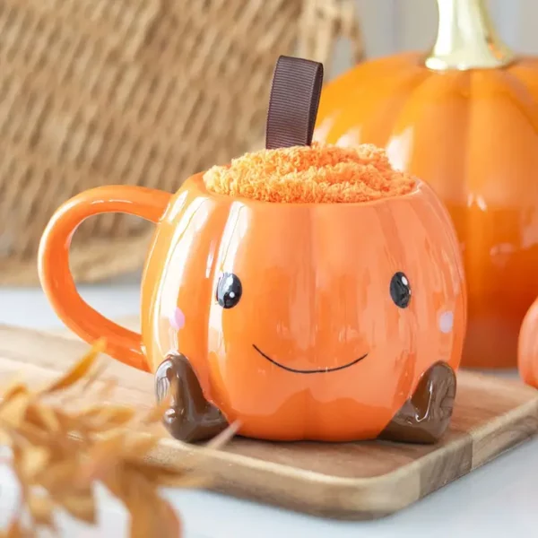 Tasse et chaussettes citrouille